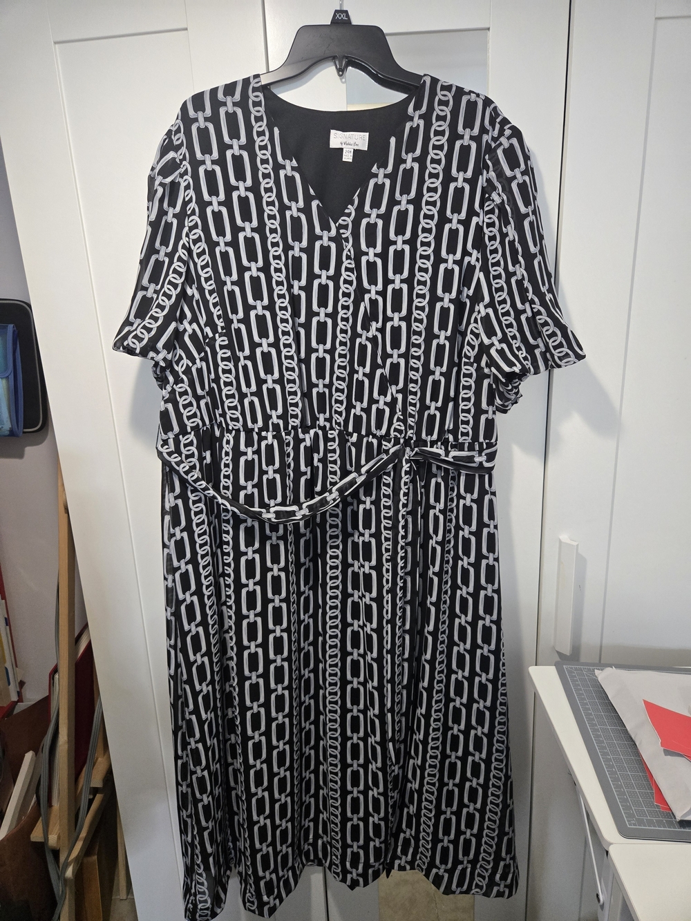 Black & White Chain-Print V-Neck Women's Dress - Picture 9 of 9